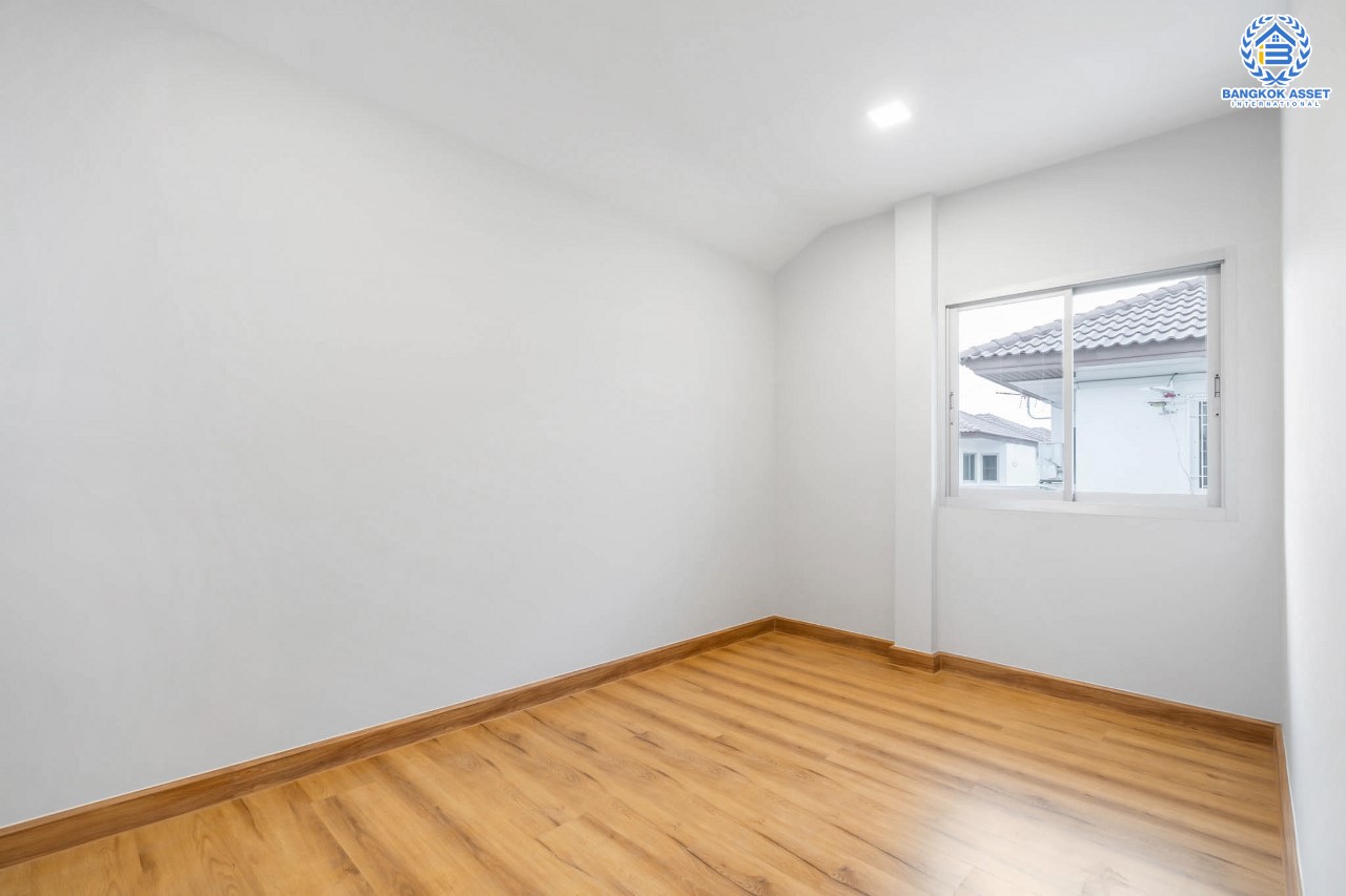 บ้านมือสองตกแต่งใหม่ ม.ศุภาลัยวิลล์ วงแหวน-รัตนาธิเบศร์ เนื้อที่ 50 ตร.ว. ฟังก์ชั่นจัดเต็ม 4 ห้องนอน 2 ห้องน้ำ 2 ที่จอดรถ Master Bedroom มี Walk- in Closet ตอบโจทย์ทุกการเข้าอยู่ บนทำเลเดินทางสะดวก ใกล้ถ.กาญจนาภิเษก เซ็นทรัลเวสต์เกต และรถไฟฟ้า "สถานีคลองบางไผ่"...